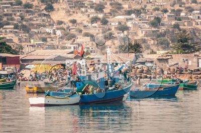 [PT] Mercado de peixe e barcos de pesca na baÃ­a do Lobito, Angola | [EN] Fish market and fishing boats in the bay of Lobito, Angola